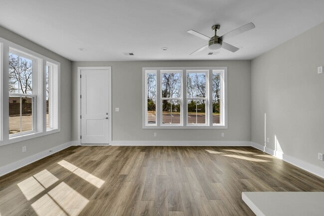 Building Photo - 425 Veritas St