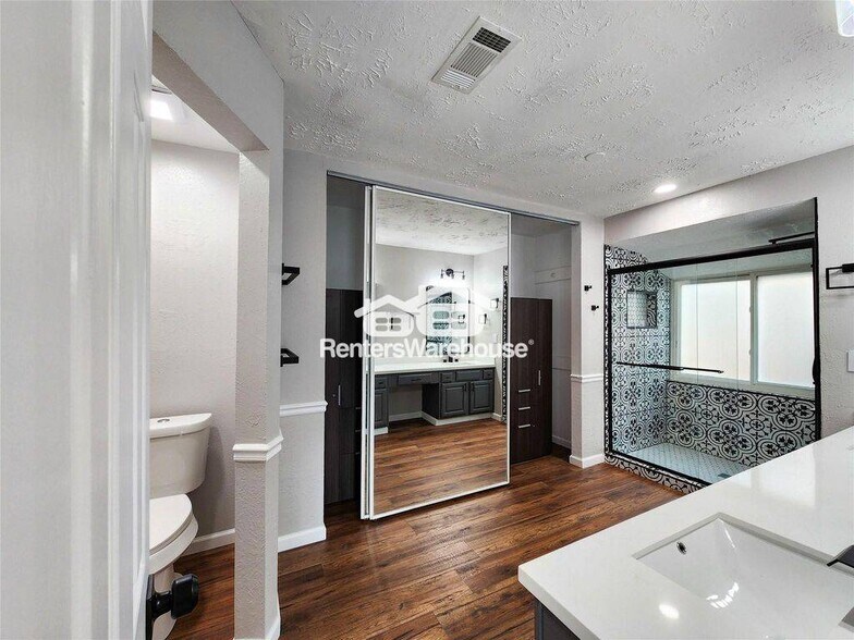 Building Photo - 2118 Creston Dr