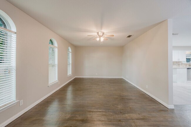 Building Photo - 4 Bedroom, 3 Bath Home Gorgeously Remodeled