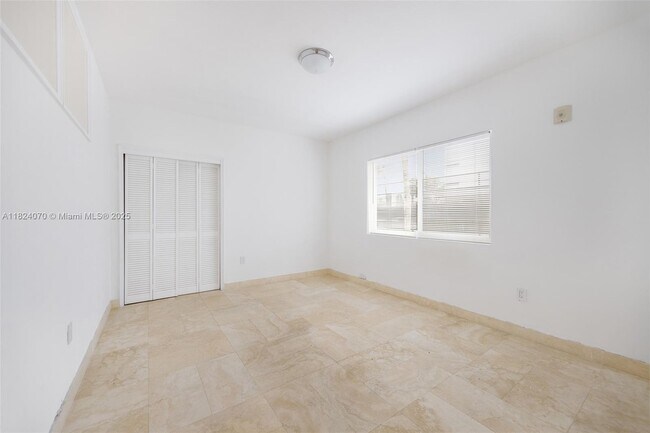 Building Photo - 1100 Venetian Way