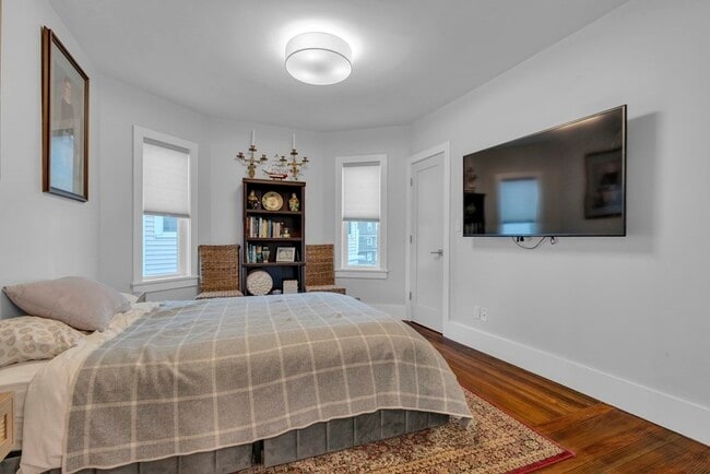 Building Photo - 351 Centre St