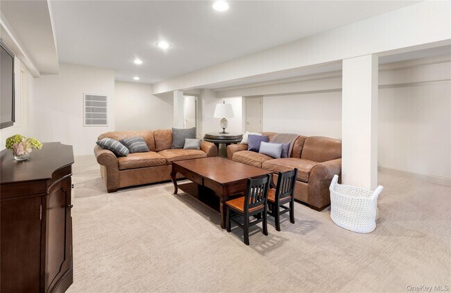 Building Photo - 7 Stillwaters Ln