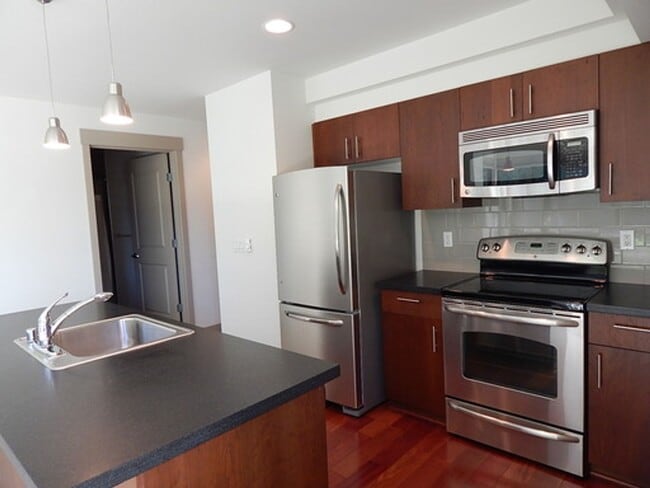 Building Photo - 1 bd 1 bath close to UW.  Water/Sewer/Garbage/Parking/Storage included