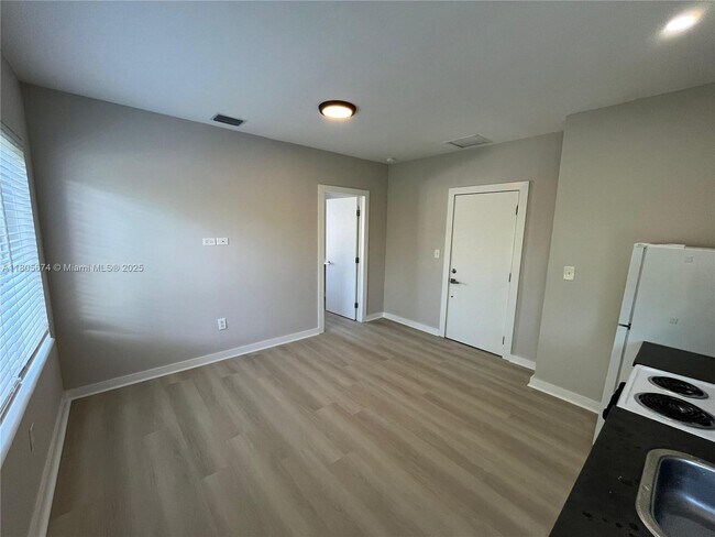 Building Photo - 534 SW 6th Ct