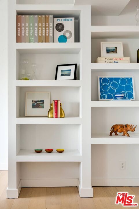 Building Photo - 838 N Doheny Dr