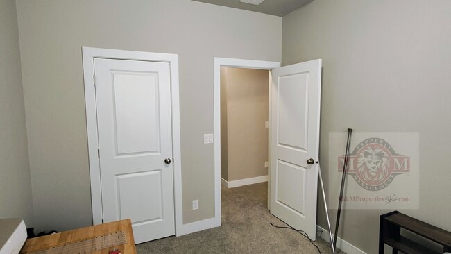 Building Photo - Great 3 Bd 2.5 Bath Townhome 2 Car Garage