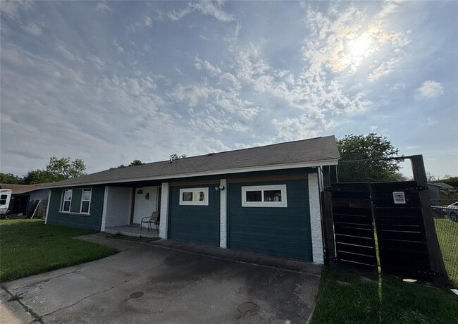 Building Photo - 3520 Roanoke Dr