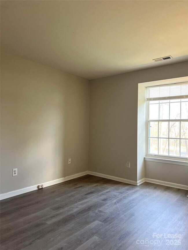 Building Photo - 1645 Arlyn Cir