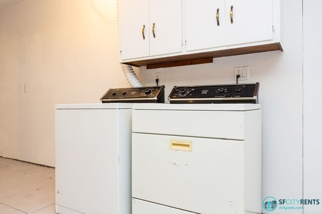 Building Photo - Potrero Hill: Remodeled Top Floor with City Views, Bonus Room & 2 Car Parking