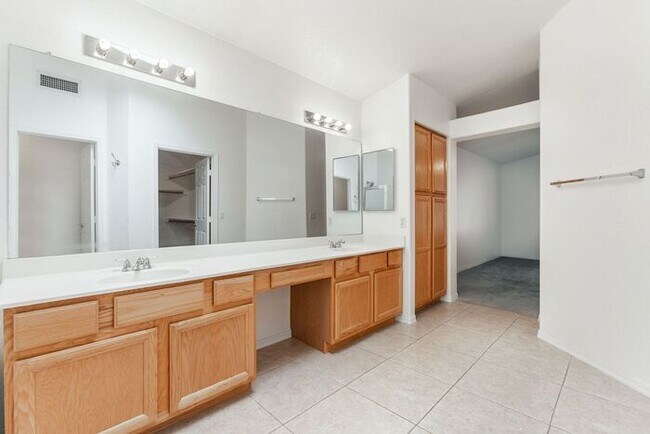 Building Photo - Enjoy an open floor plan with all appliances!