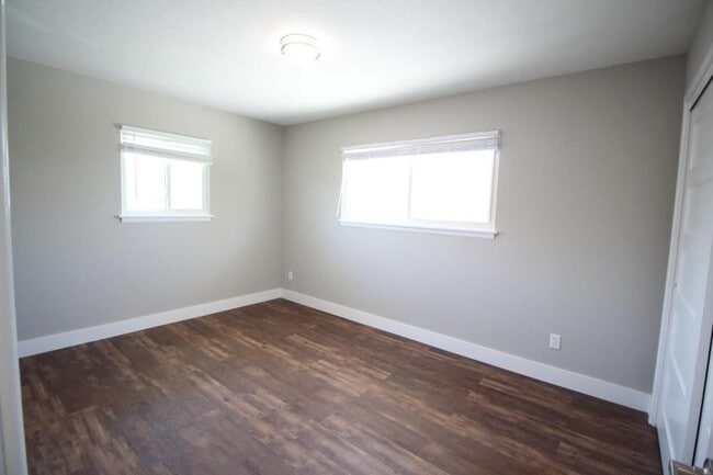Building Photo - 6000 Metcalf Ln