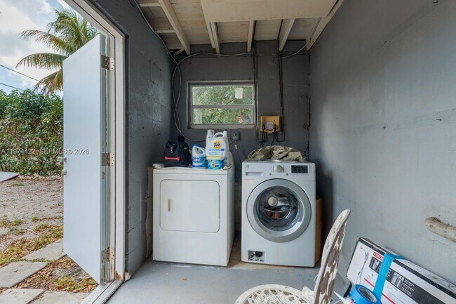 Building Photo - 1301 NE 153rd St