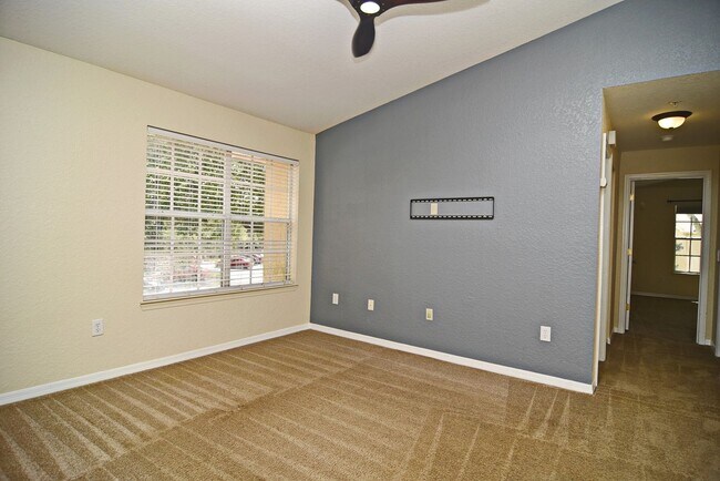 Building Photo - 2-bed 1-bath - Gated - Pool - Condo - Laun...