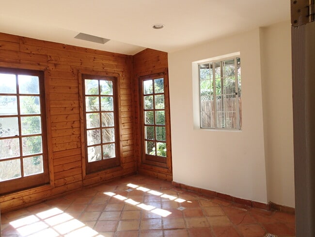 bed room - 2047 Ivar Ave