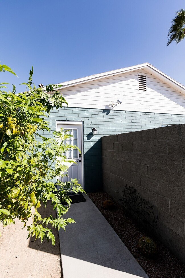 Building Photo - 1 Bed | 1 Bath -  Bungalow Style Unit