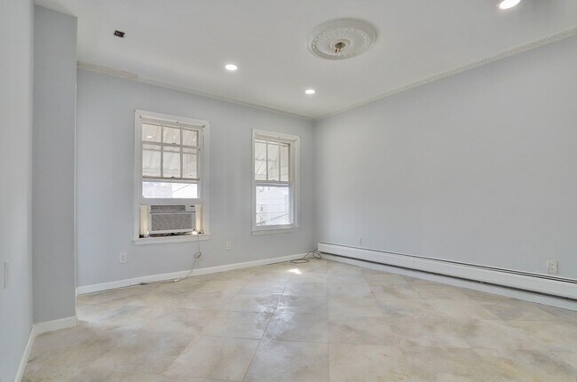 Building Photo - 73 Wales Ave