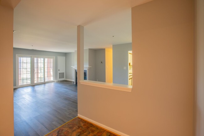 Building Photo - Charming 1 BR/1 BA Condo in Columbia!