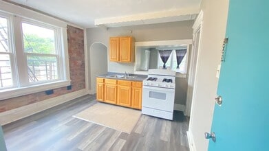 Building Photo - 10 minute walk to UC!!