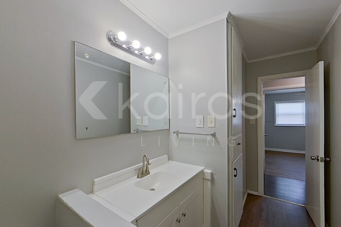 Building Photo - 5117 SW 16th Ave