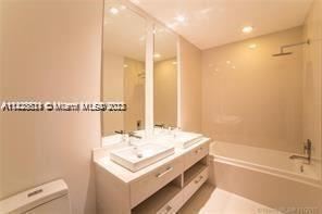 Building Photo - 1 br, 2 bath Condo - 45 SW 9th St Apt 4205