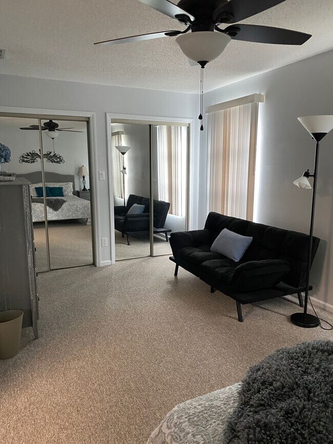Building Photo - 2 bedroom 1.5 bath Condo