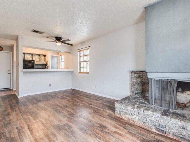 Building Photo - 516 S Park Dr