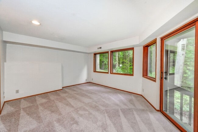 Building Photo - Great Home Tucked Away in Mirrormont on Tiger Mountain