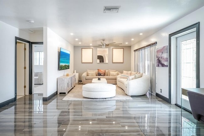 Building Photo - 2531 NE 47th St