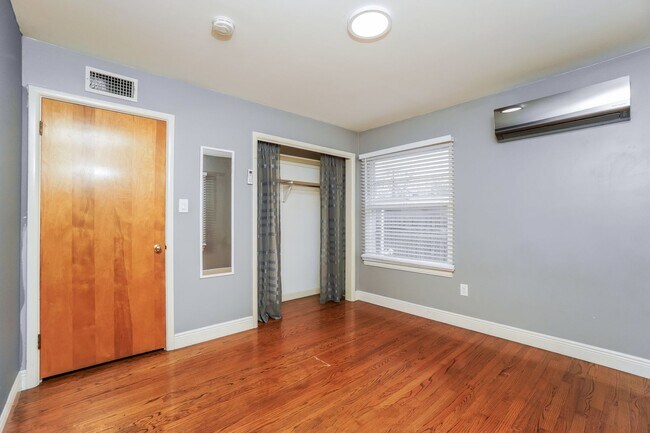 Building Photo - Two Bedroom home located in Central San Antonio