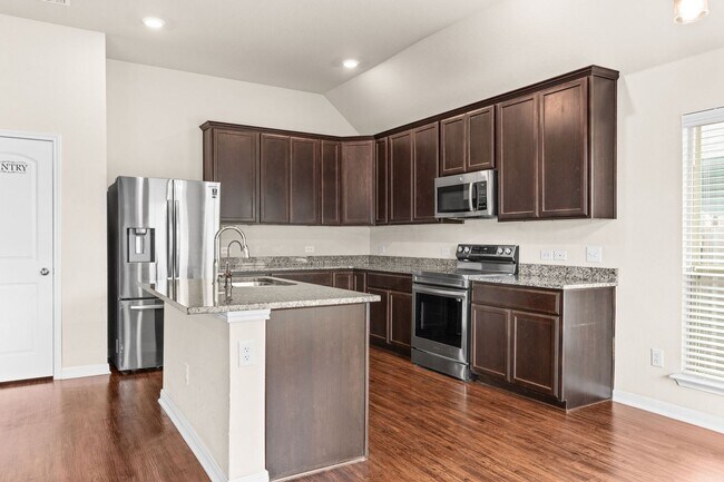 Building Photo - 3 Bedroom 2 bath in La Pointe Community