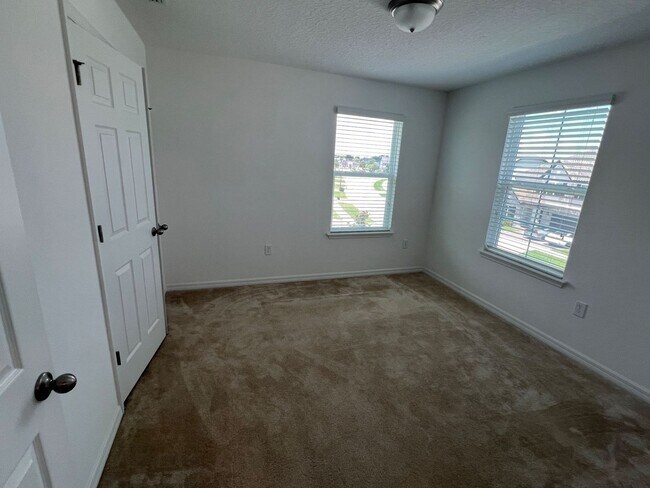 Building Photo - Spacious 4 bedroom, 2.5 bathroom house, no rear neighbors