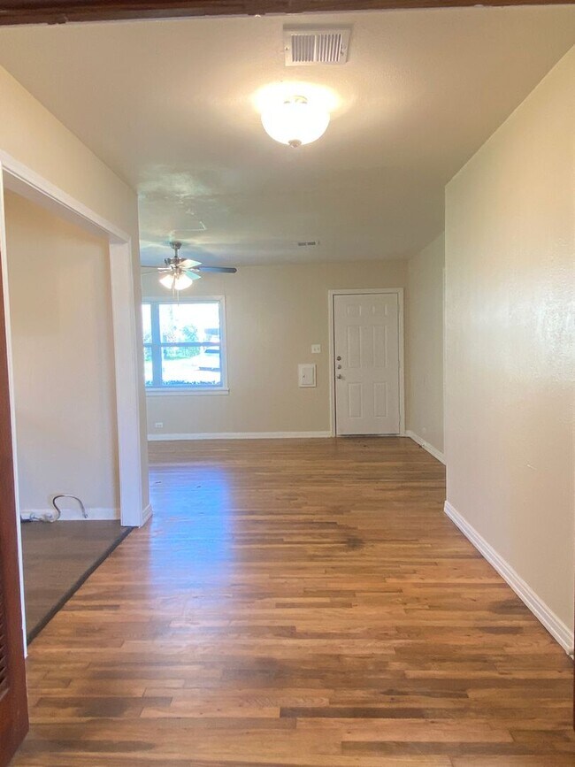 Building Photo - REFRESHED 2 BEDROOM, 1 BATH BELTON ISD
