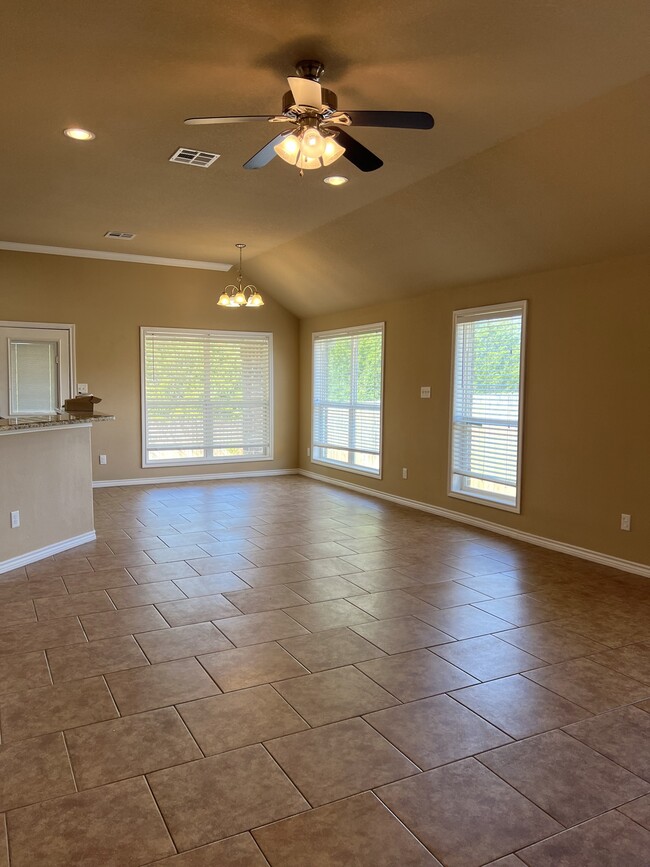 Building Photo - 3100 Claremont Dr