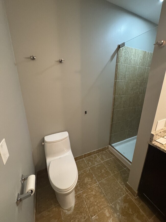 Building Photo - 860 N Elston Ave