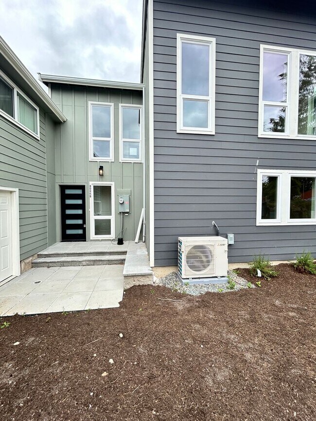 Building Photo - 8024
