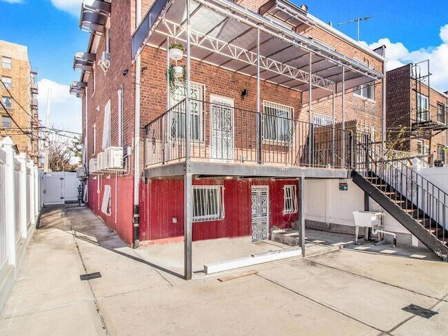 Building Photo - 1141 Pugsley Ave