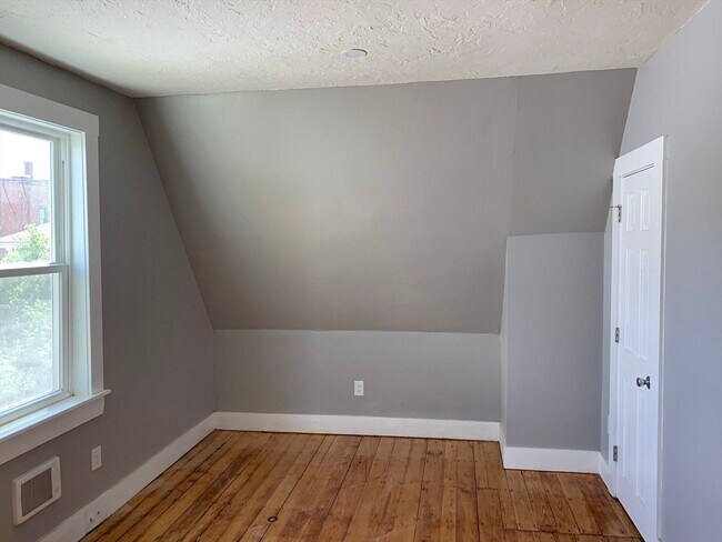 Building Photo - 8 Beethoven St