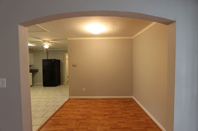 Building Photo - Lovely Duplex For Rent