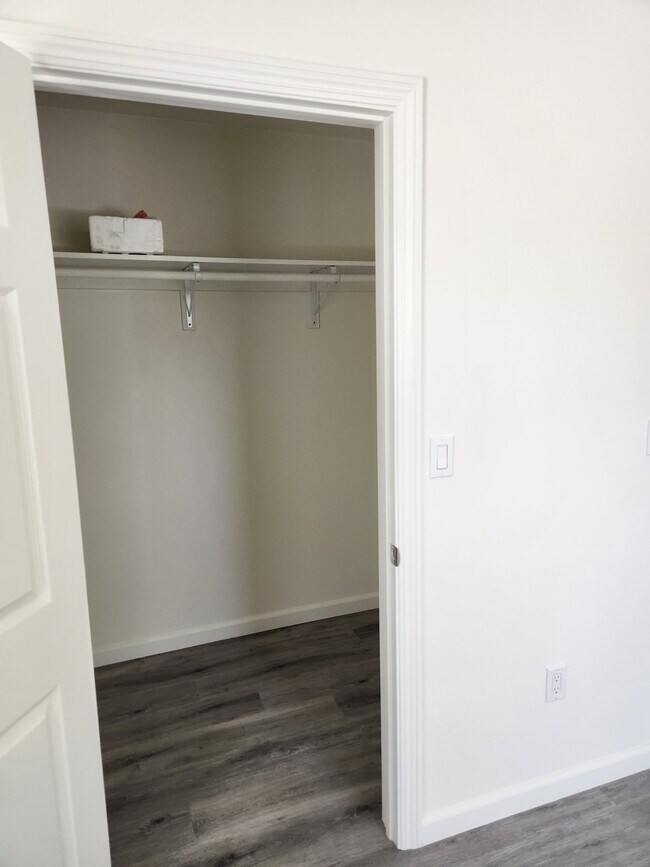 Building Photo - 466 E 60th St