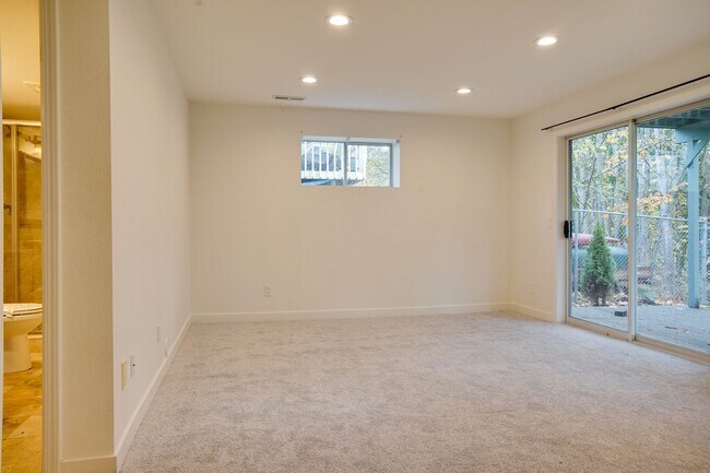 Building Photo - Renton Multi-level home