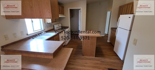Building Photo - Irvington & Park - 4/2 baths with AC