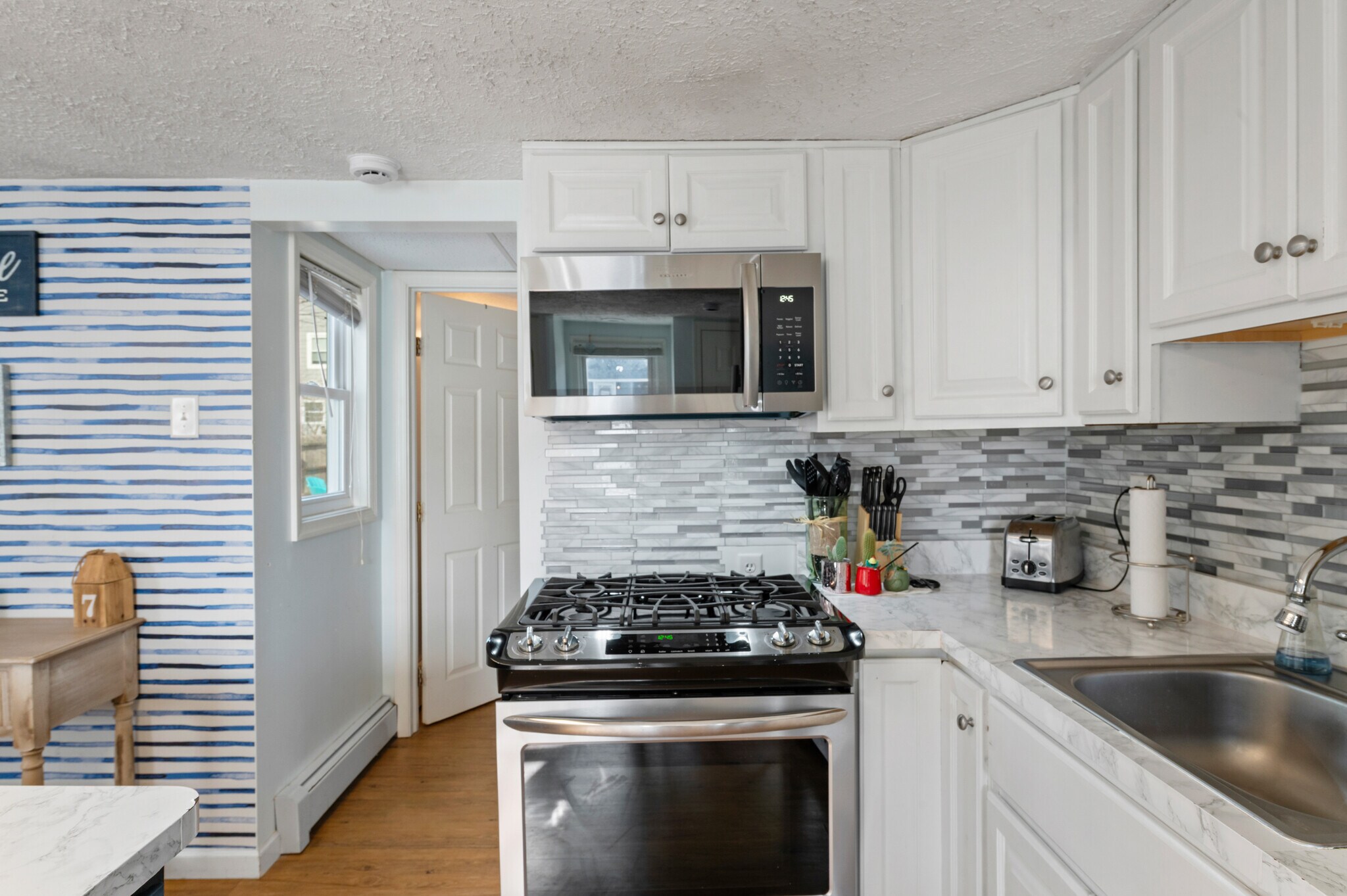 Building Photo - 104 7th Ave