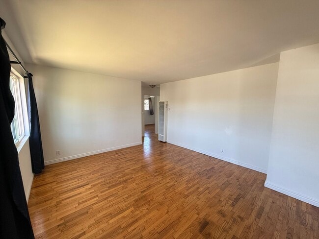 Building Photo - 3 BEDROOM 1.5 BATH HOUSE