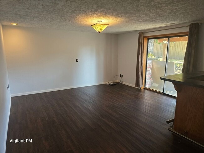 Building Photo - Amazing 3 bedroom home