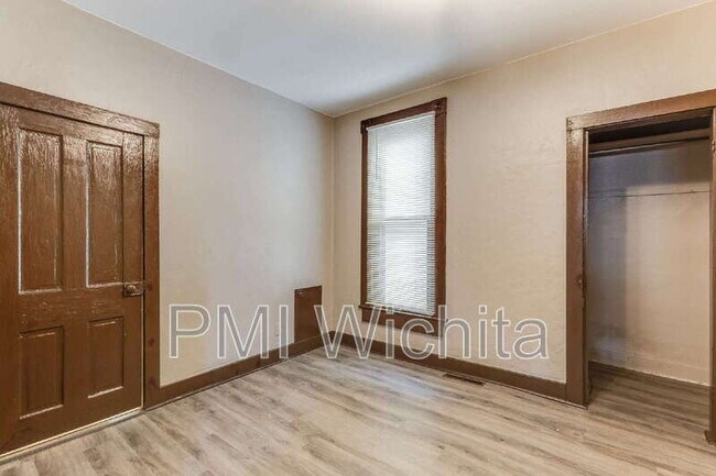 Building Photo - 514 S Fern St