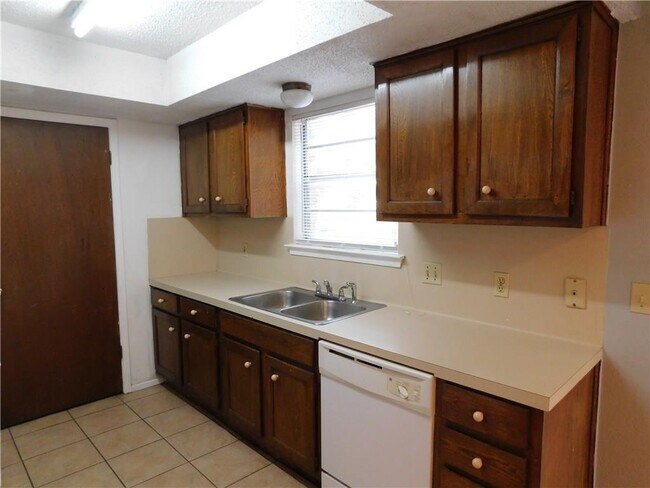 Building Photo - 1402 Barbergale St