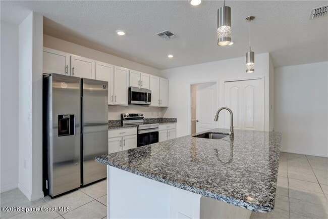 Building Photo - 406 Easy St