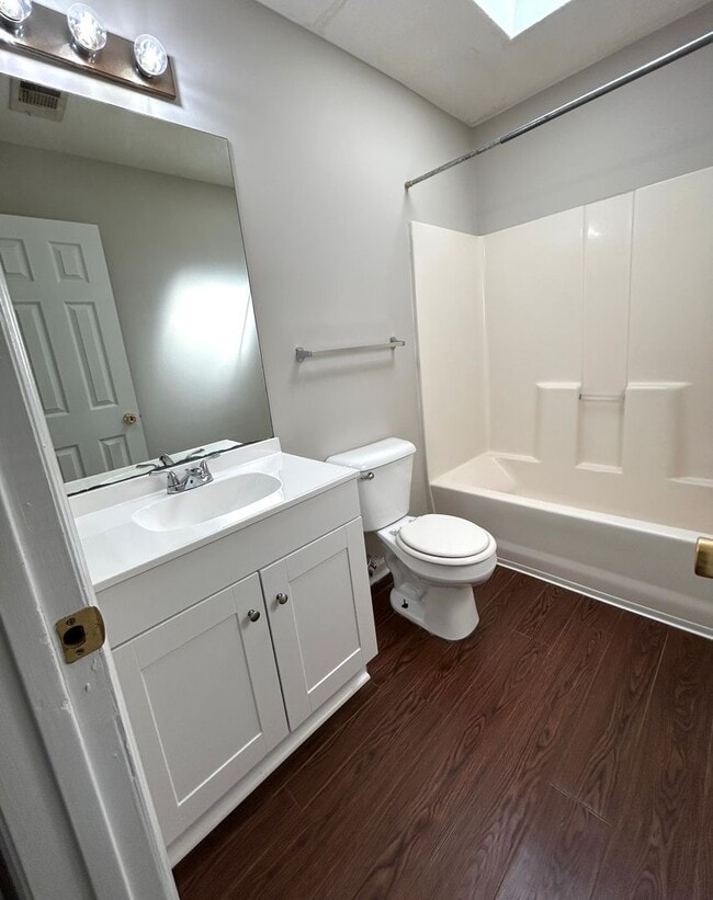 Building Photo - 28 Chatham St