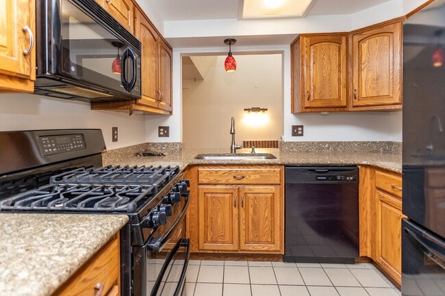 Building Photo - Beautifully Maintained Townhome with Fantastic Amenities