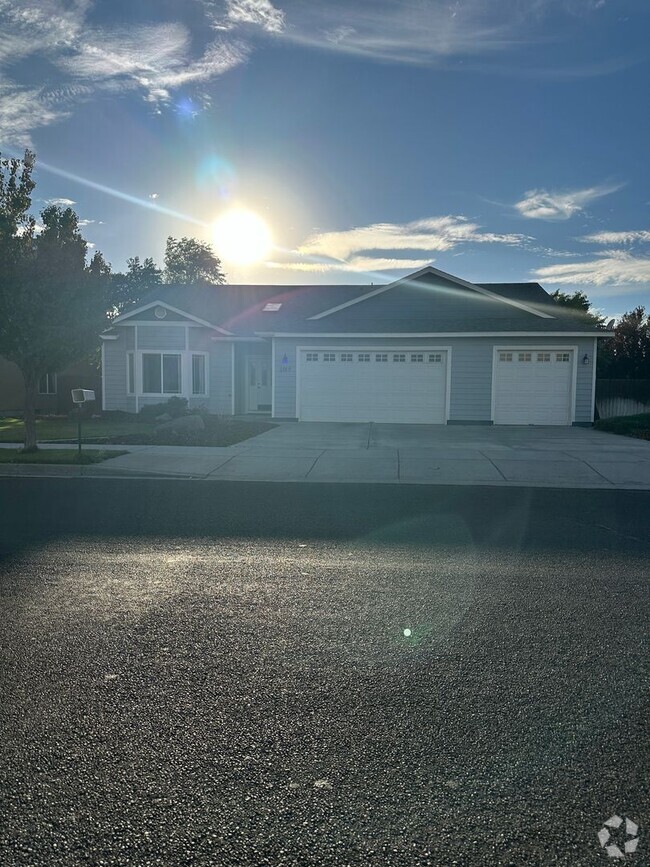 Building Photo - 4 bed 2 bath Single Level Home!